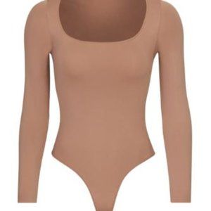 NWOT ESSENTIAL LONG SLEEVE SCOOP NECK BODYSUIT SKIMS